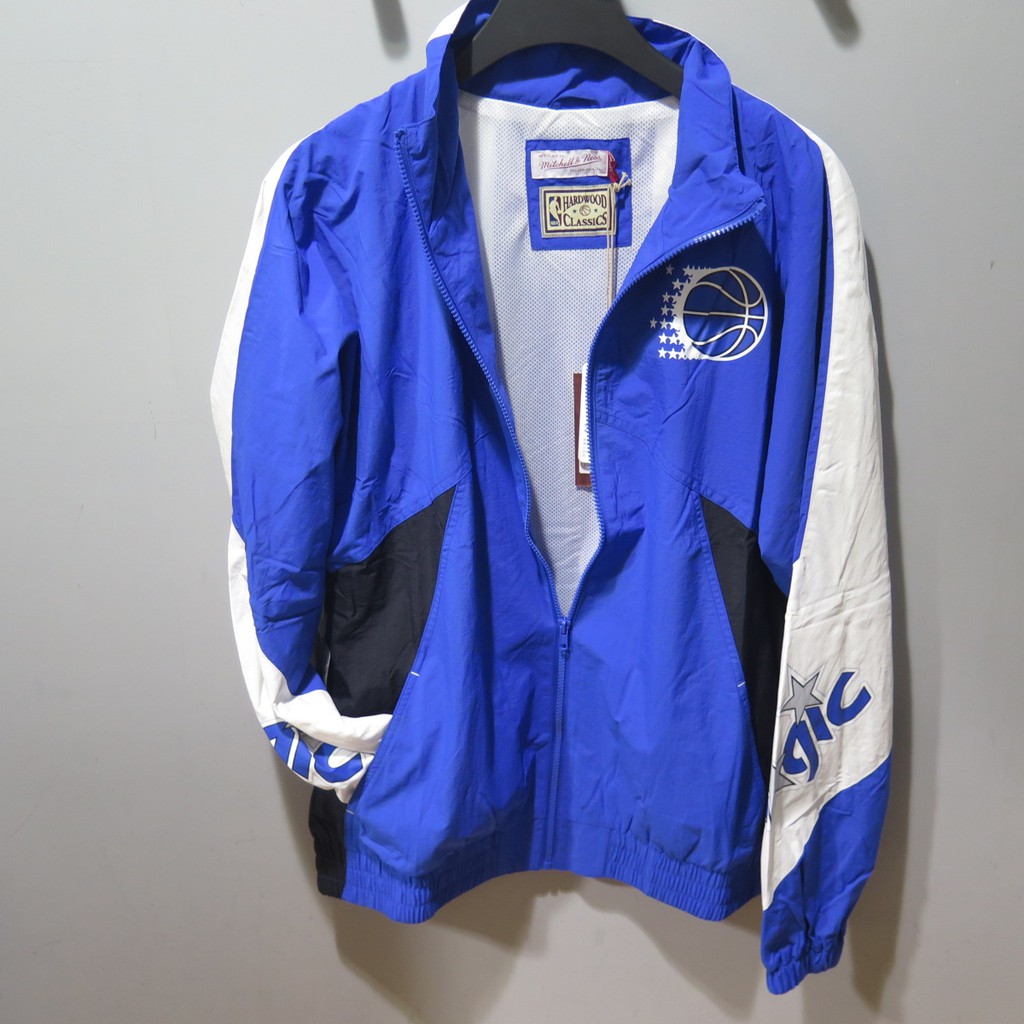 #MitchellNess #風衣外套 #魔術隊 #MAGIC #NBA #Orlando 材質：尼龍＋聚酯纖維門市同步販售，請先詢問庫存 !◇所有商品皆100%公司正品 販售商品皆開立發票 敬請安心