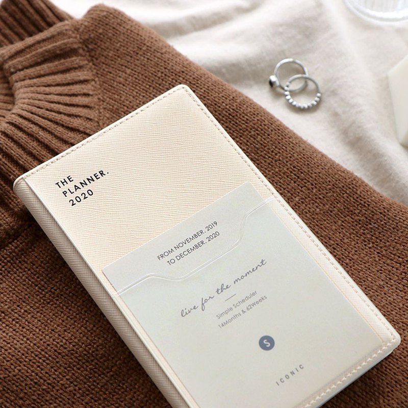 ●PVC類皮革仿皮紋封套 ●62週份量有日期週計劃 ●封套長收納夾層+票卡夾層 ●絲綢書籤帶標記好設計