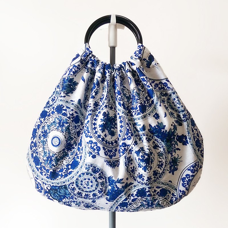 復古青花瓷拼藍色仿蠟染布祖母包 手挽袋