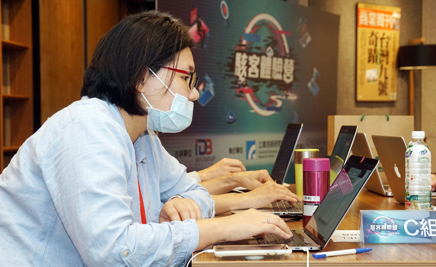 每位學員都非常認真使用自己的筆電展開「駭客初體驗」！