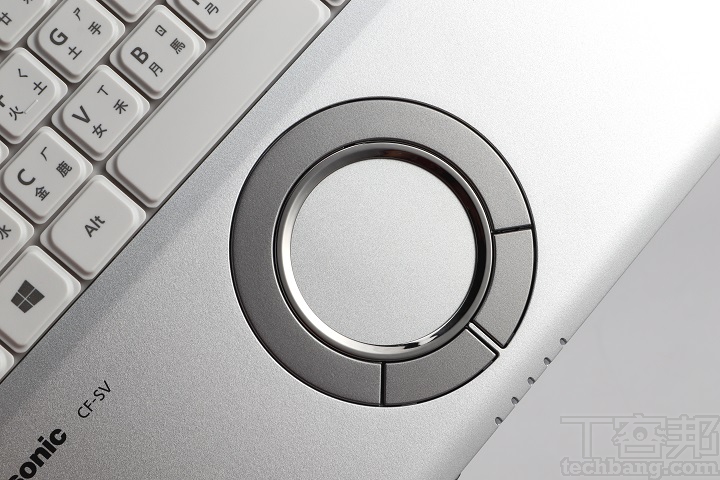 圓形觸控板是 Panasonic 筆電的重要特色，雖然面積小，但仍提供手勢操作，以及左右鍵。