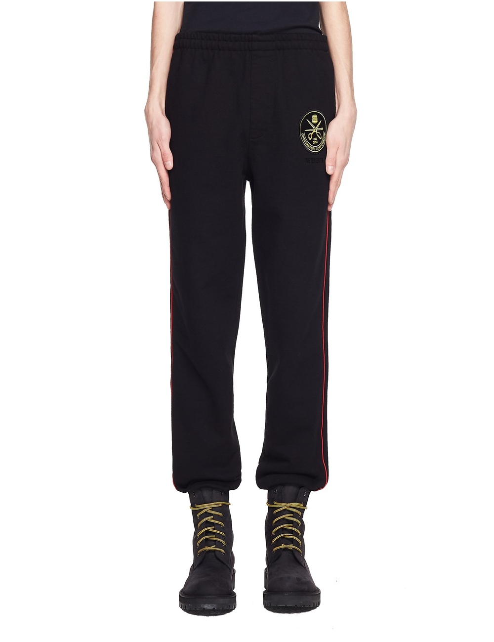 褲子，Vetements，黑色純棉警察運動褲，材料：100％棉，受俄羅斯警察制服的啟發，這些黑色Veetements運動褲由棉花製成，並帶有徽標貼片，紅色燈飾，側開縫口袋，後貼袋，鬆緊的腰身和羅紋袖口