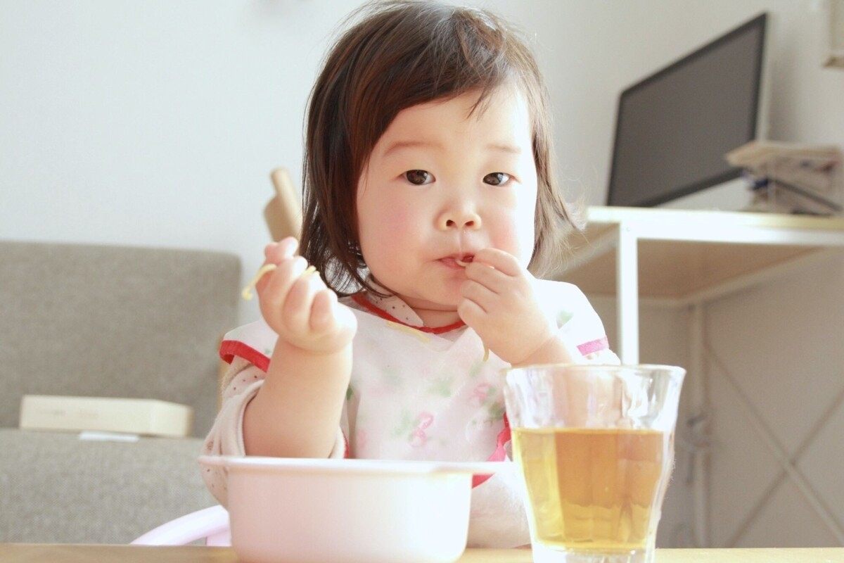 イライラしちゃう離乳食の遊び食べ 先輩ママから教わる上手な遊び食べ対策