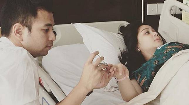 9 Potret Seleb Temani Istri Melahirkan Ini Bikin Haru dan Penuh Cinta