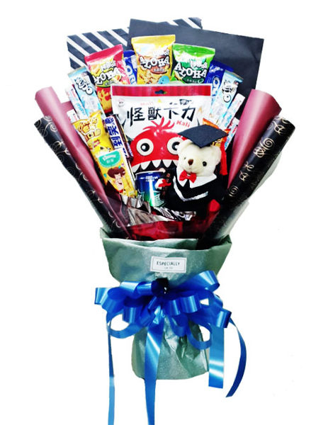 娃娃屋樂園~零食花束系列/滿滿幸福畢業熊(20CM) 每束1549元/情人節花束/教師節花束