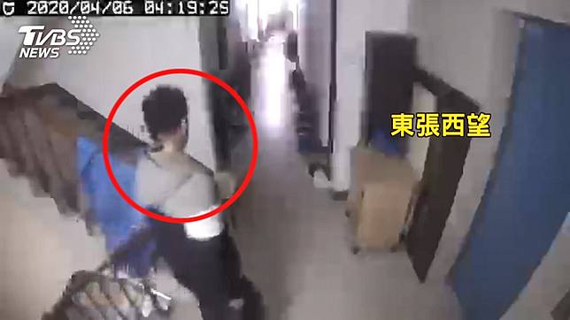 你是誰！陌生男半夜闖房環抱　女大生嚇醒