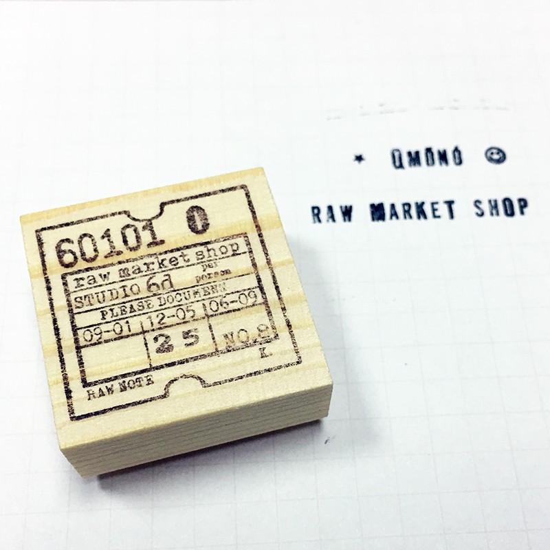 每個都是獨一無二 商品資訊 ．品牌：新加坡 Raw Market Shop ．尺寸：約 3x3x1.4 (cm) (可能會有些微差距) ．材質：天然木,橡膠 ．產地：Made in Singapore