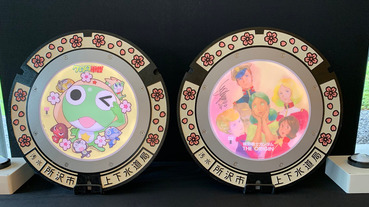 沿著LED發光人孔蓋可以一路從車站走到日本最大動漫文化博物館