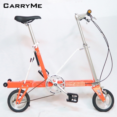 只有8.4公斤，女生可輕易提上搬下。 適通勤族上下公車、捷運等使用。 摺疊後可用易行輪拖行，輕鬆又省力。 折疊後直立的佔地面積僅有A4紙大小，收納省空間。