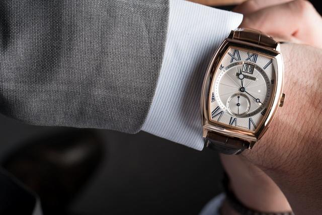 酒桶形腕錶圓弧線條優雅幹練，適合搭配西裝