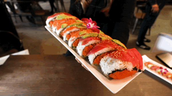 総重量2キロ超え アメリカの超巨大寿司に美女が挑んだ結果