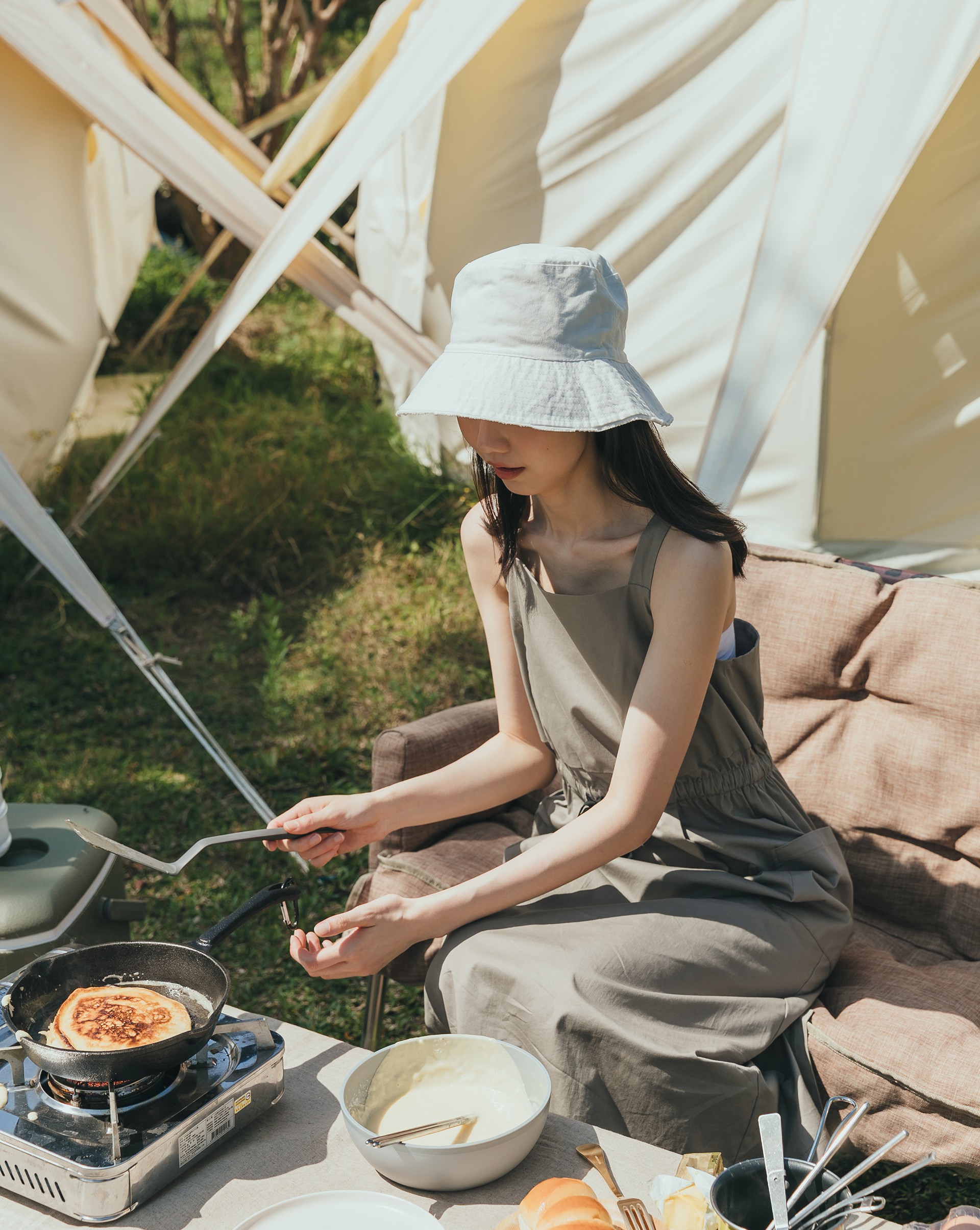 挺感霧面布料/後領上有圈環可穿肩帶自行調整長度/腰鬆緊織帶設計/兩側大口袋/無內裡