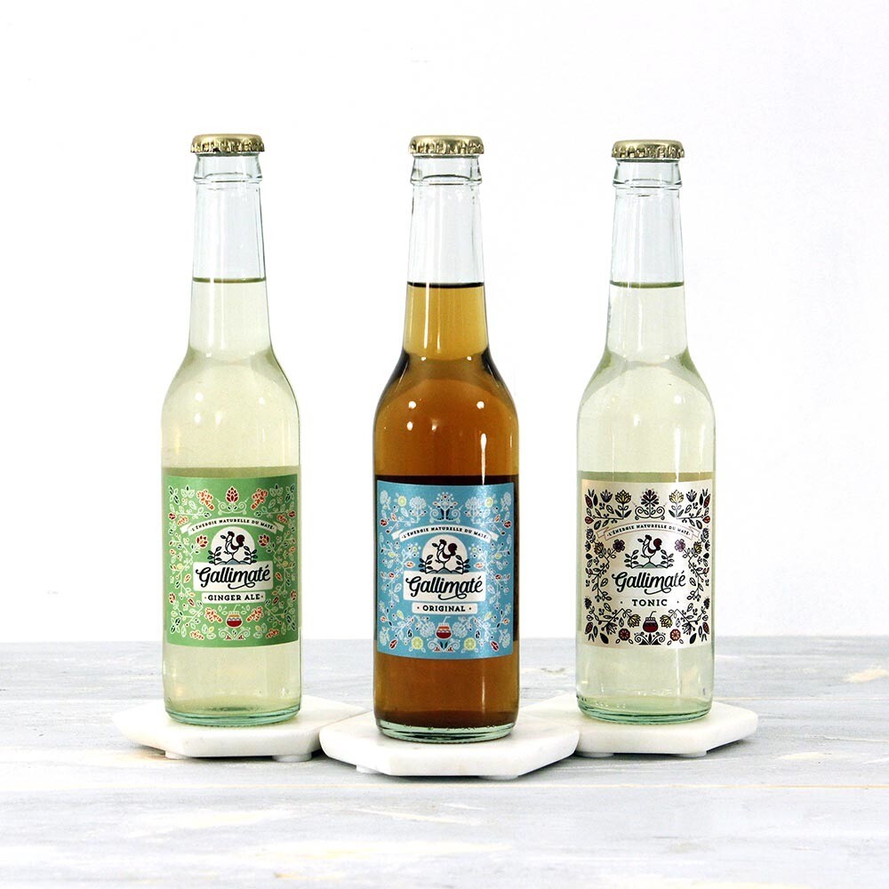 氣泡飲結合有百年聖物之稱的南美瑪黛樹的瑪黛氣泡飲融合接骨木花的淡淡細膩花香釋放出純正濃郁瑪黛茶的香氣而瑪黛薑汁氣泡飲則是以薑與檸檬草創造出的一款清淡辛辣飲品可以單獨飲用也可與其他飲品做搭配另外還有瑪黛