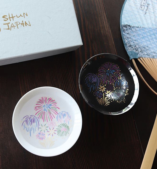 日本花火冷感杯，只需倒入17度冷水，杯中就綻放夏日煙火