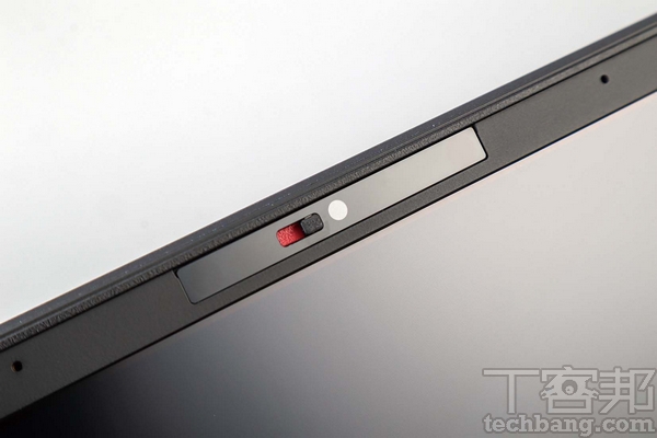 視訊攝影機防窺閘 在螢幕上方的視訊攝影機，設有手動開關，預防有心人士遠端啟動。