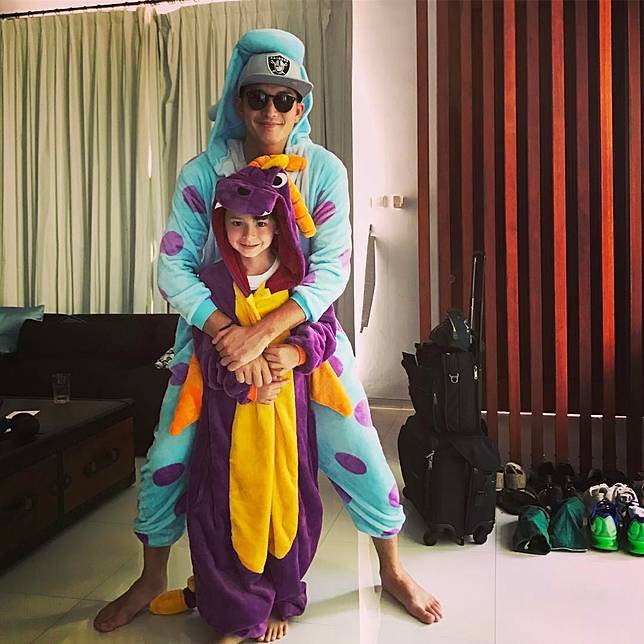 Mike Lewis Sosok Ayah yang Asyik dan Seru