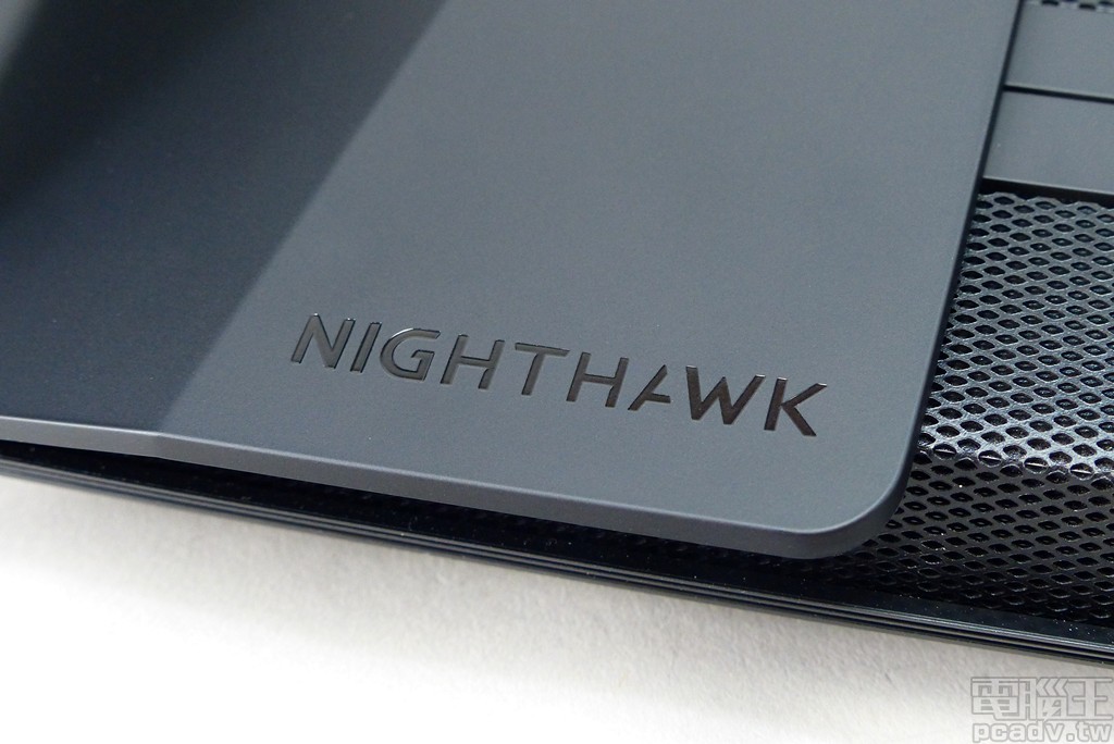 ▲ Nighthawk 系列標誌以亮面蝕刻方式位於機身頂部左側前方。