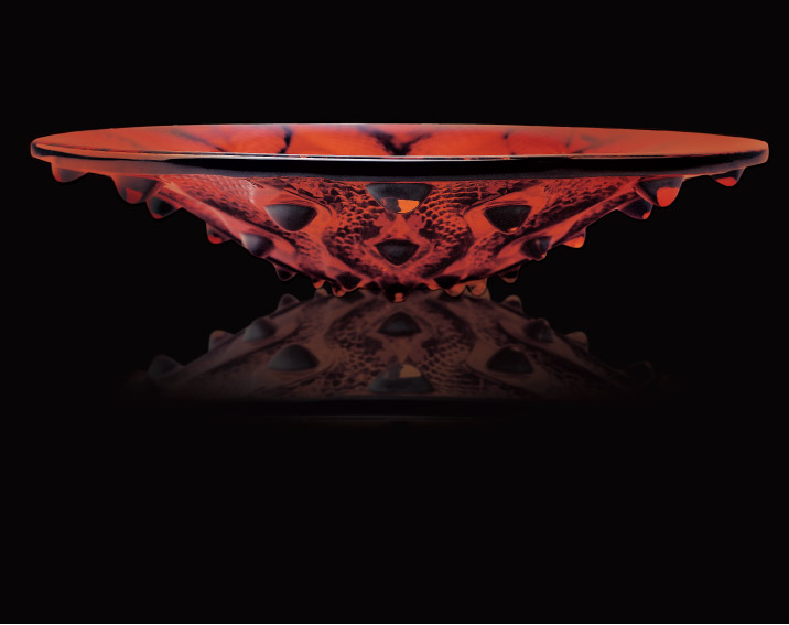 靈蛇優美線條 水晶盤展露無遺