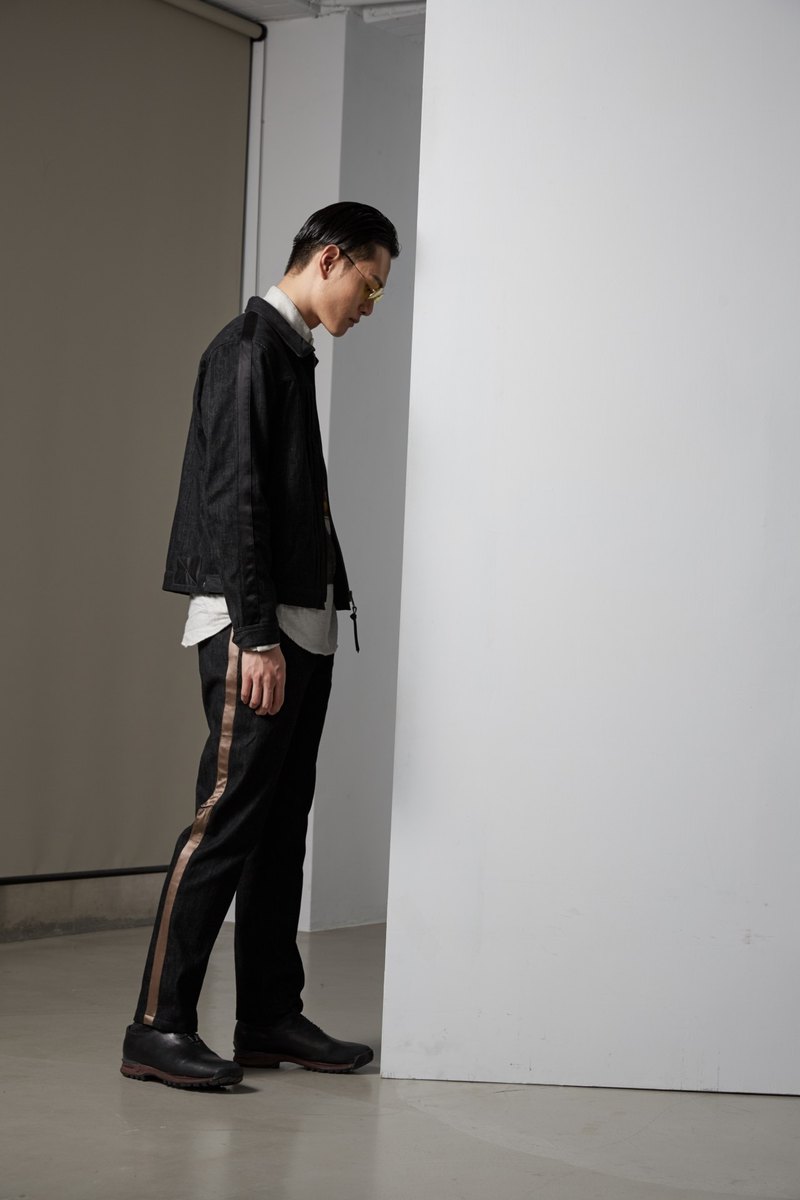 枯葉 哀傷轉化為具象的印花。 帶有童心的概念化為設計元素，在造型上活躍； 反差感傳達我們真心的寄托，希望時間的巨輪能為我們轉慢一些。 也許，我們不想錯過太多 前洗的牛仔外套，優雅的絲質貼條， 甩脫了單