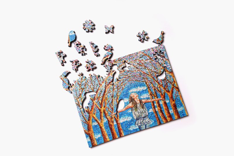 春天的消息 Letter from Spring 滿山櫻花帶來春天的消息 張開雙手，閉上眼睛 感受片片花瓣飄落的痕跡 就這樣沐浴在大自然潤澤裡，如入無人之境 回神才發現一片花瓣正好落在手心 我想，這或