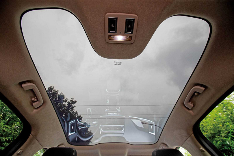 車頂採用類似眼鏡的「全視線鏡片」，會根據紫外線調整亮度，車內溫度絲毫不受陽光影響。（圖／黃耀徵攝）