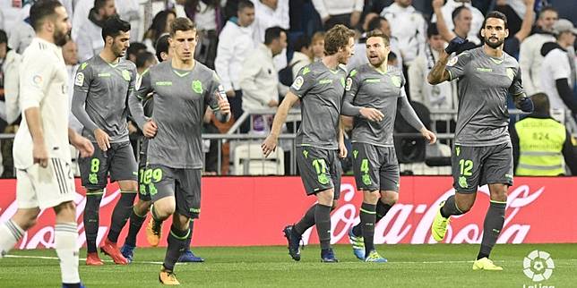 Selebrasi striker Real Sociedad, Willian Jose (kanan) usai mencetak gol ke gawang Real Madrid dalam lanjutan La Liga pekan ke-18 di Stadion Santiago Bernabeu pada Minggu (6/1/2019) atau Senin dini hari WIB.