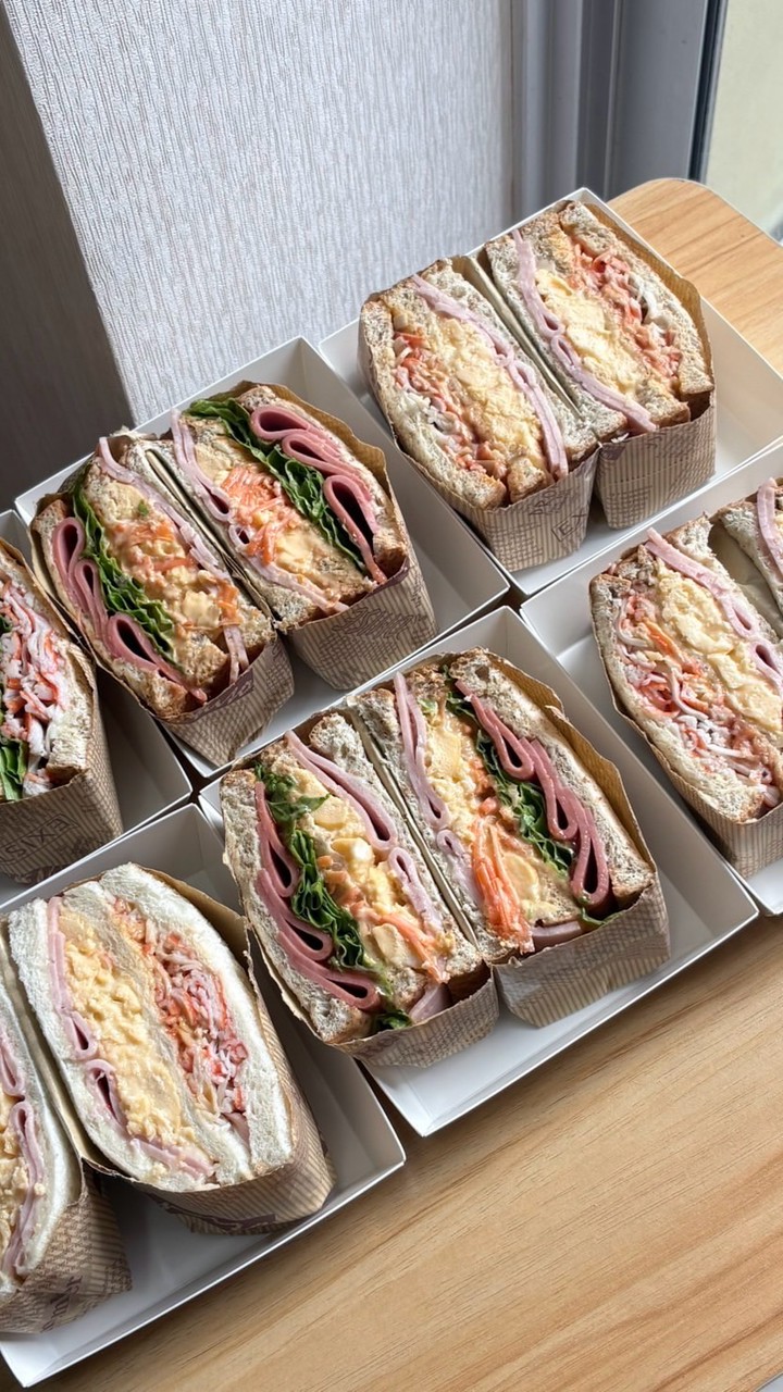 EARN EATING SANDWICH