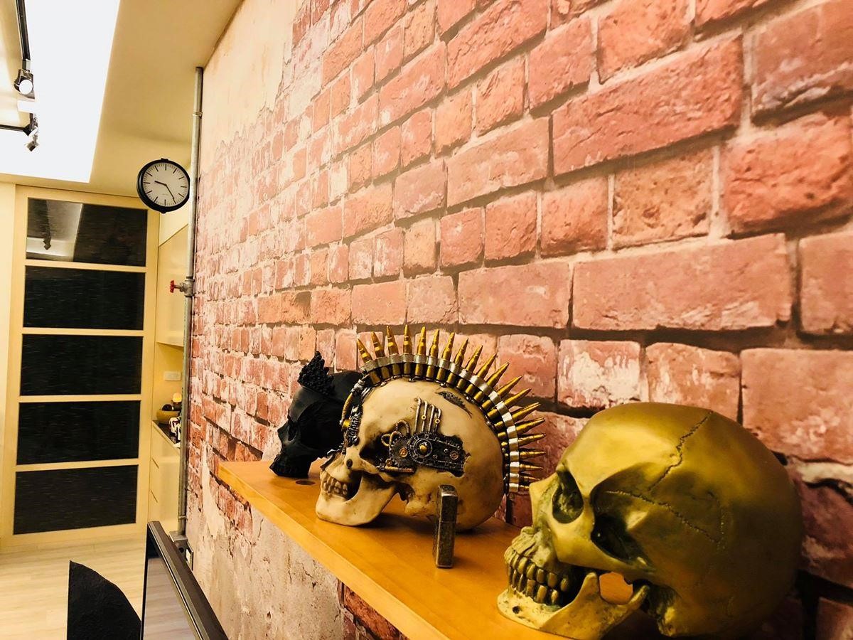 近看就會發現，這片富有質感的磚牆是完整平面的。