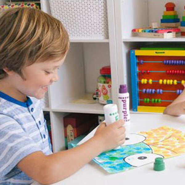 每隻畫筆含有70ml顏料，一組畫筆可創作出上千幅作品。 看著孩子因為畫不出自己想要的圖案而挫敗地哭著，想幫忙，但卻怎麼樣也畫不出孩子努力形容的那隻小豬，就讓點點畫筆來幫忙吧！特殊設計的胖胖筆桿讓小手能