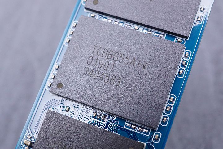 NAND Flash 同樣是 Toshiba 64 層 3D TLC 顆粒，型號為 TABBG55A1V，共配置 2 顆，組合成 512GB 容量。