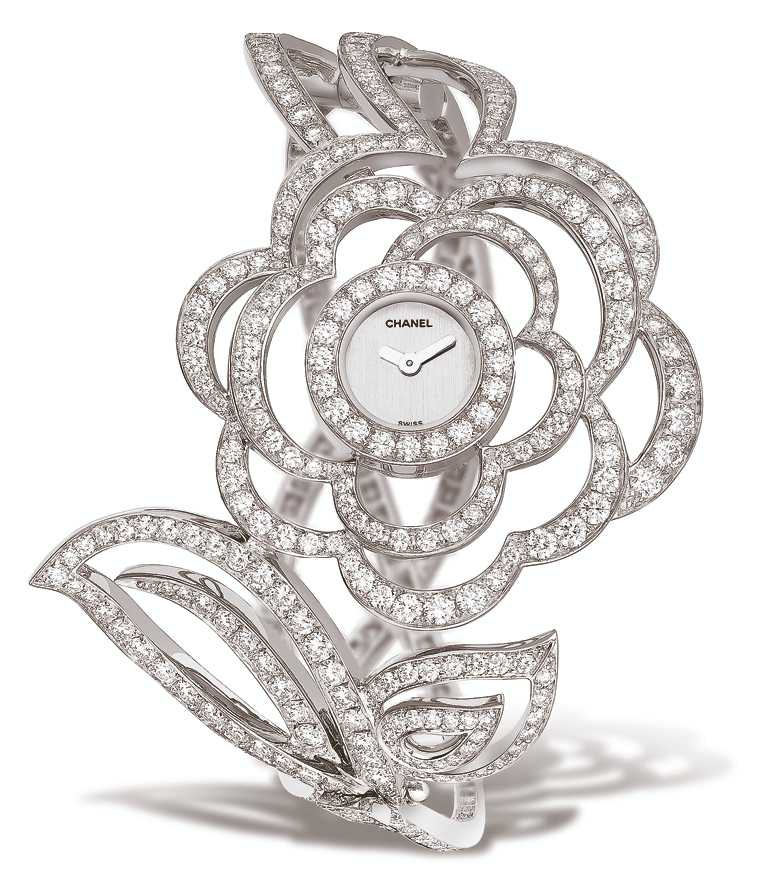 CHANEL「Fil de Camelia」山茶花腕錶╱18K白金，鑲嵌397顆總重約13.3克拉圓形切割鑽石╱4,889,000元。（圖╱CHANEL提供）