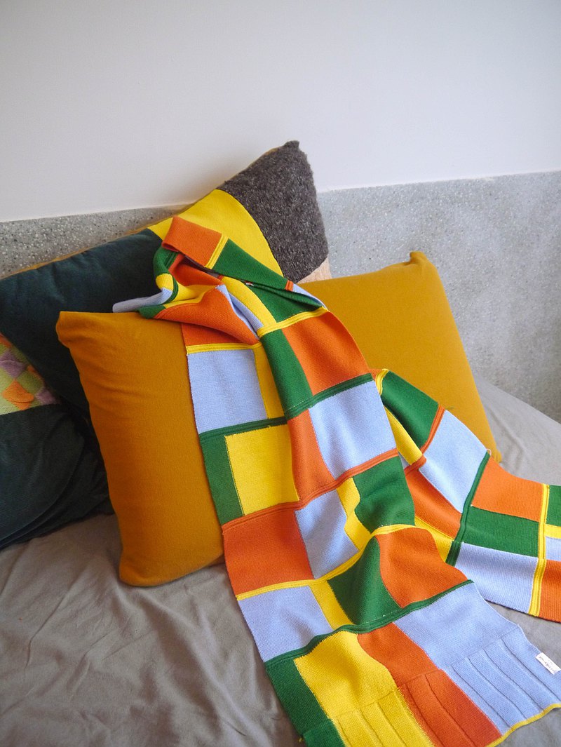 暖冬專屬的格紋圍巾，溫柔膚觸像是徜徉在秋收的稻穗海中，每款式僅限一條。