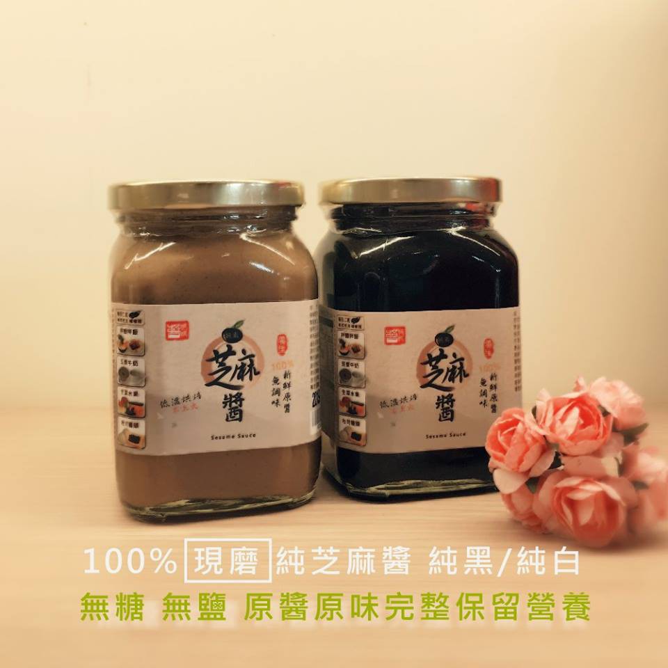 整組包含：100%純芝麻醬 純黑/純白 400g 各一瓶＋附贈ＤＩＹ食譜★ 100%原醬 超濃郁又綿密的純黑/純白 芝麻醬★ 無加鹽 無加糖 無調味 單純原味~★ 嚴選頂級芝麻粒研磨 無化學添加物★ 