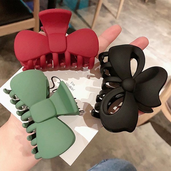 商品簡介 氣質款抓夾 商品規格 規格 : 實心款/裸空款 款式 : 共六色 貼心提醒 商品的尺寸顏色質料皆已清楚標示於說明中也已盡力完整呈現實品顏色對色準嚴格要求的買家還請您慎重考慮再下標避免造成想像