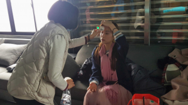 武漢肺炎／劇組先量體溫再上工 李維維口罩不離身