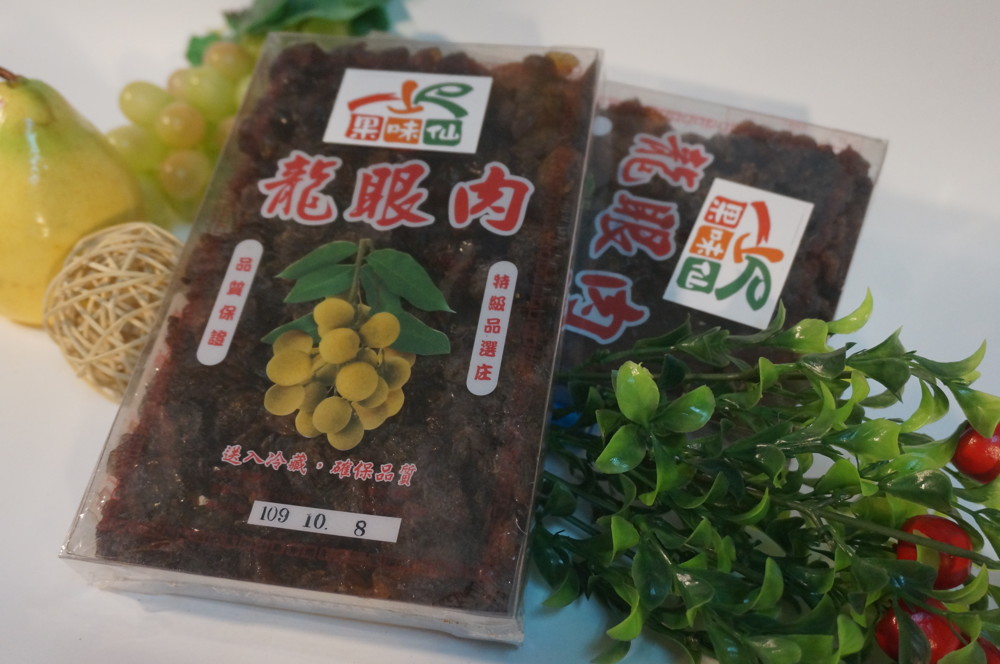 台灣在地生產製作 台灣特產龍眼，手工採收取肉，柴燒的方式將龍眼肉烘乾， 肉質香甜有彈性，不只能保存龍眼肉的香甜， 更有淡淡的柴燒香氣， 讓龍眼乾的風味更有層次！ 廣泛應用在米飯、麵包、蛋糕、茶飲類。 