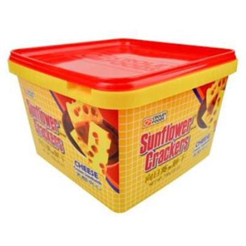 清脆薄餅裹覆混合鮮濃的乳酪夾心綿密口感中帶著酥脆的滋味葷素別：奶蛋素重量：700公克/桶保存期限：一年注意事項：避免陽光直射、高溫潮濕，開封後請儘早食用以保鮮美 。 向日葵起士 ◆食品業者登錄字號：E