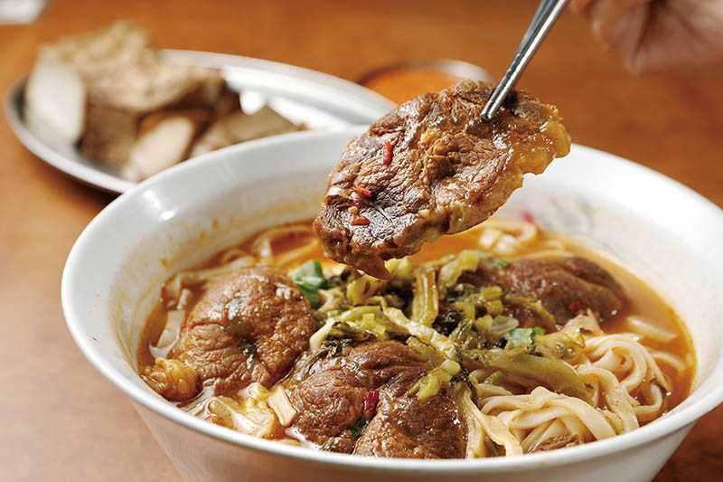 當地人推薦的老牌「沈記牛肉麵」，澳洲牛腱肉現煮Q彈，紅燒湯頭香醇開胃。（85元／小碗，110元／大碗）（攝影／于魯光）