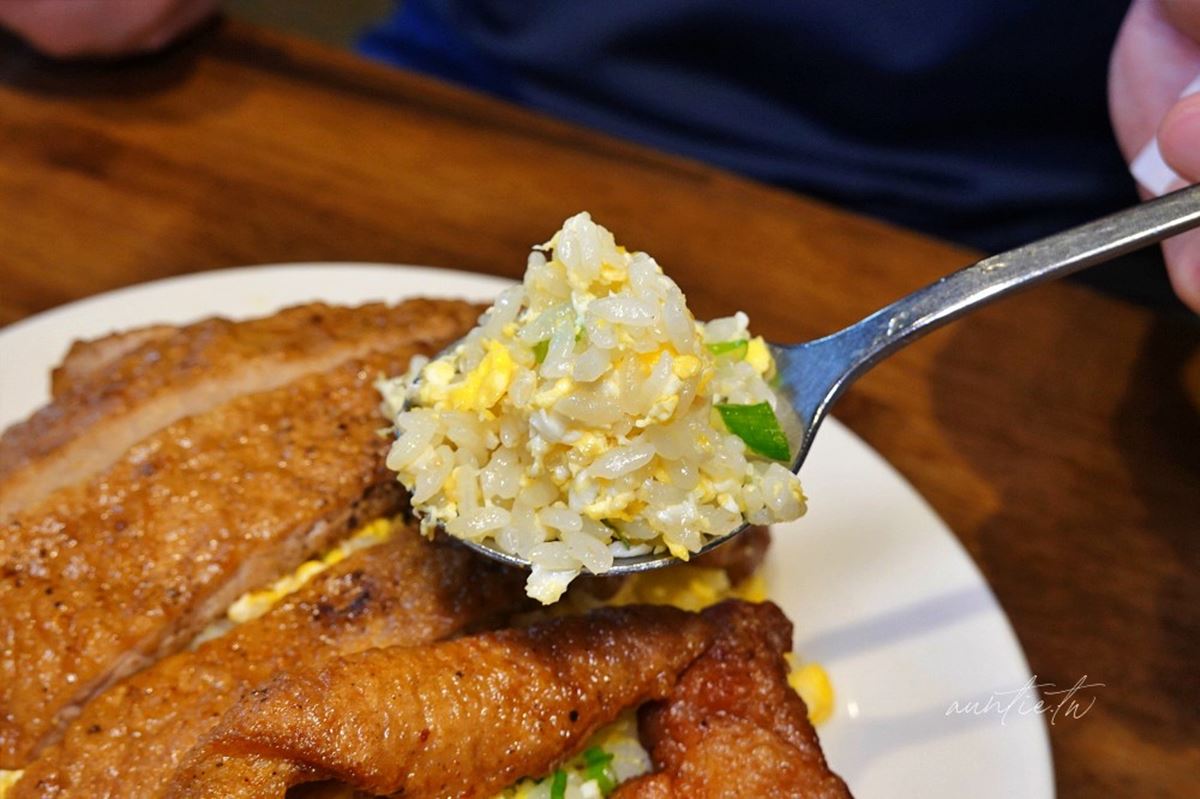 排隊超夯「平民版鼎泰豐」！招牌必點黃金排骨蛋炒飯，鮮蝦抄手Ｑ彈又夠味