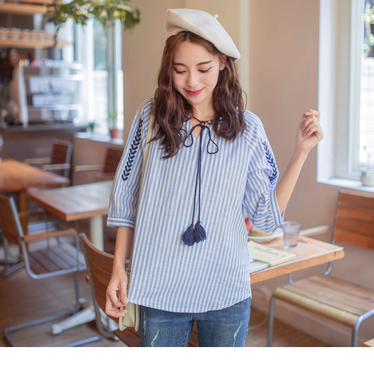 此款可與QA0701搭配親子裝喲! 胸前的流蘇綁帶設計， 增添迷人的波西米亞風格~ 藍色調的直條紋搭配刺繡點綴， 打造時髦有型穿著! ************** 小提醒： 綁帶可調 深色衣物建議單獨