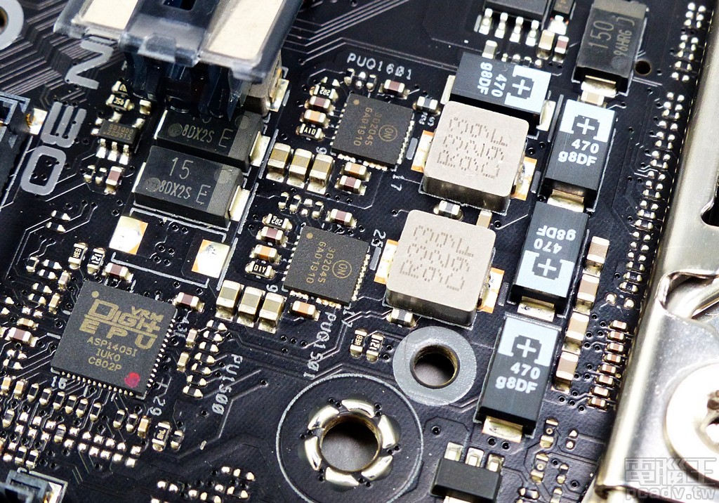 處理器 SA 供電轉換採用雙相規模，每相使用 1 個 NCP302045，後端電壓平滑電容使用 Panasonic POSCAP。