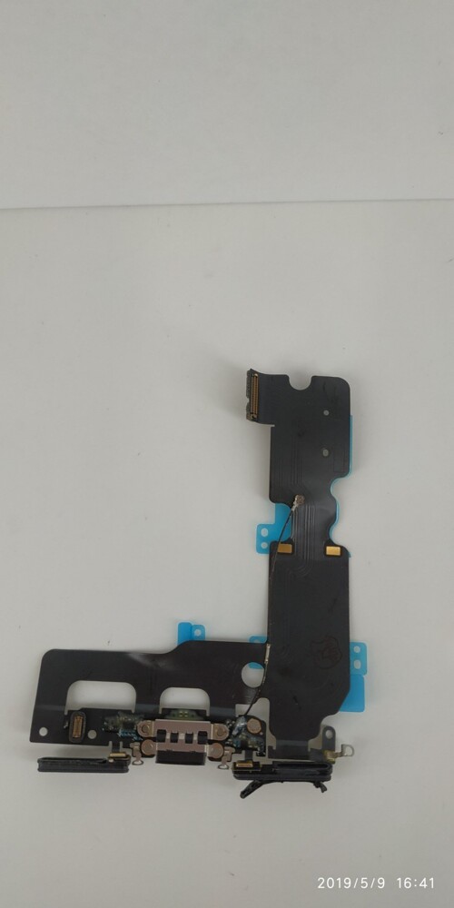 會比較便宜 不凡質感 只有3C迦南園 (因應商標法，出貨會將商標塗掉貼上保固標章） 【商品說明】 產品名稱： iPhone 7P PLUS「尾插排線」 (麥克風是做在尾插上面) 故障情形 : 充電不良