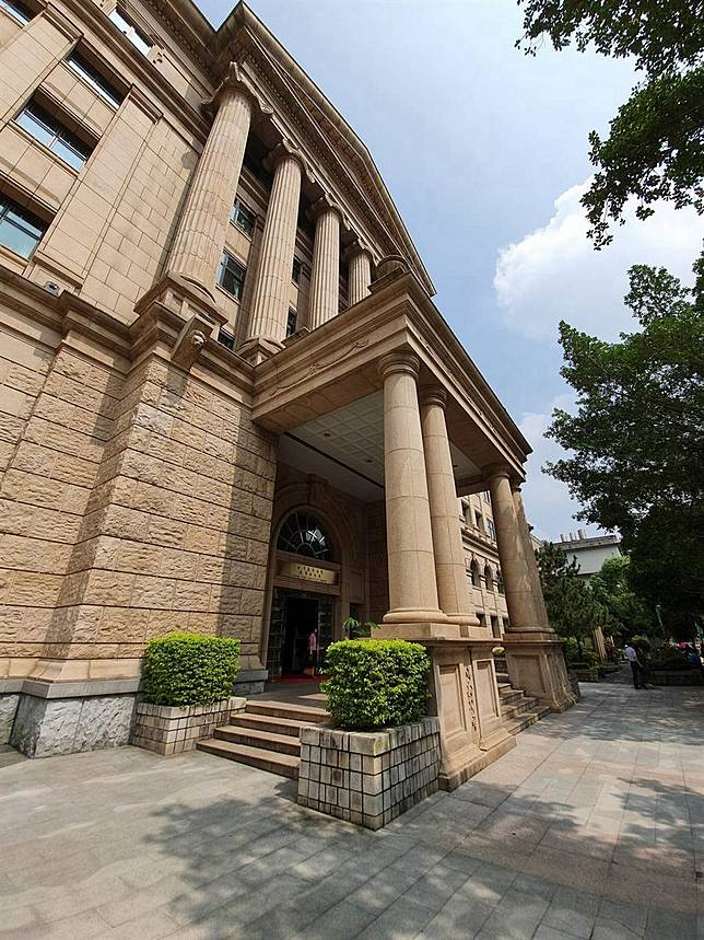路燈漏電致腦受損  他狂吃石頭還要包尿布