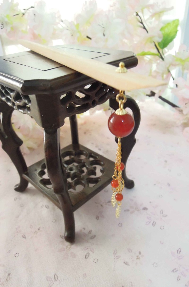 紅豆思 材質:黃金檀木+紅瑪瑙+銅配件 簪長17.8公分 穗長8.5公分 *天然玉石表面會略有坑洞棉絮冰裂等情形～ －－－－－－－－－－－－－－－－－－－－－－－－－－－－－－－－ ※髮飾名稱、店內所