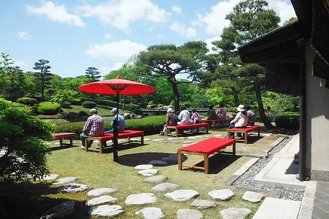 在日式庭園裡品茶賞花好優雅 滋賀縣琵琶湖文化公園絕美茶室 夕照庵 感受洗練的日式風情 Walker Line Today