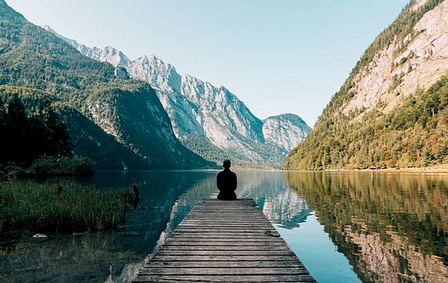 Manusia adalah makhluk sosial, dan tanpa interaksi sosial, kita mulai mengalami efek samping negatif. (Foto Ilustrasi: Simon Migaj/Unsplash.