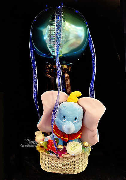 內容：娃娃+金莎+氣球+燈+花材+緞帶 尺寸：35 x 100 cm