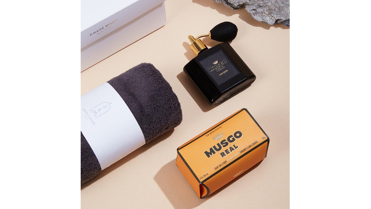 透過簡單的清潔沐浴與東方調淡香水打造出你的紳士魅力。 ☛ CLAUS PORTO 異國冠冕 手工棉繩身體皂│剃鬍皂 葡萄牙百年香氛皂品牌│皇室、名人、巨星指定推薦 特殊東方調香味，享受如同香水般，前中