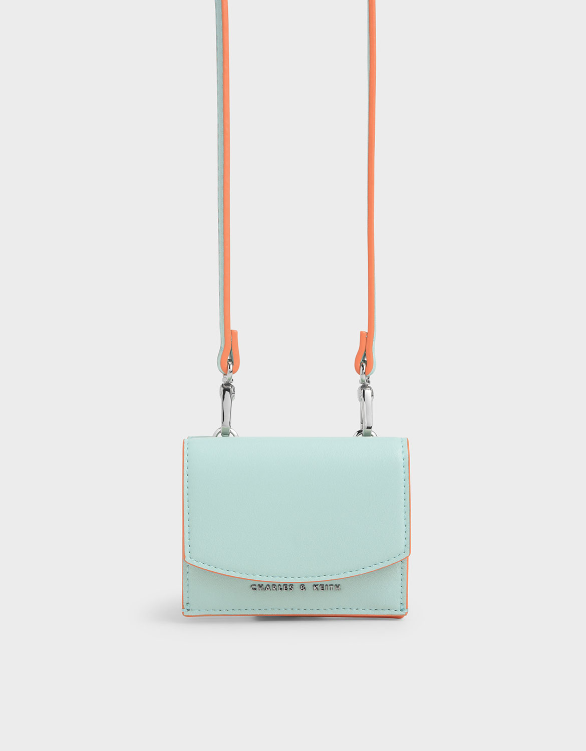 充滿薄荷的清新氣息，另類地搭配橘紅色背帶，創造出文青又時髦的全新形象。