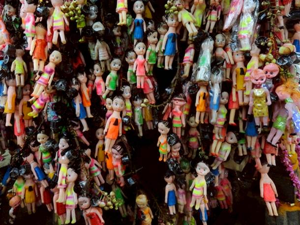 Hii, 18 Foto dari Pulau Boneka Ini Buktikan Mainan pun Bisa jadi Menyeramkan, Buatmu Serasa Diikuti